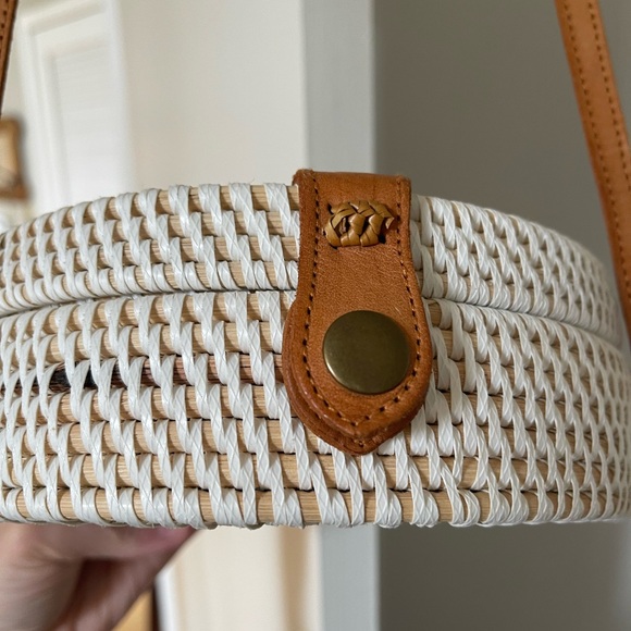 NWOT Ata White Round Straw Bag 7.25 inches Diameter with Blue Print Lining - Picture 7 of 8